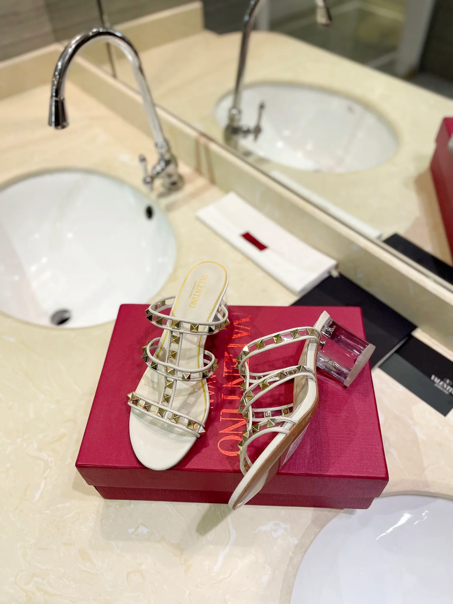 👟👟Ex-factory price 500👟👟 𝑉𝐴𝐿𝐸𝑁𝑇𝐼𝑁𝑂 Valentino ♡ͥ | ²º²⁴💫Purchasing agent level🔍Same color The classic king-shaped slippers with crystal heels are also so beautiful The particularly high-quality hardware brings out a full sense of high-end. After putting it on your feet, you will be stunned and look super slim! The new season lives up to expectations! Worth buying ★Imported cowhide is absolutely high-grade ❥Original method is absolutely sensual ❥Elegant style creates a different feeling🙈 Simple temperament style!  ♡ show bdetails ———————————— ⊿▸: Size｜35-40 (customized at 40.41.42) ⊿▸: Material｜Imported sheepskin + Pvc ⊿▸: Material | Padded sheepskin ⊿▸: Material | Italian🇮🇹 genuine leather outsole ⊿▸: Heel height｜6cm